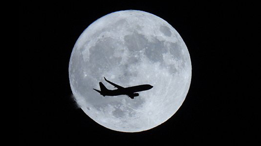 Mond und Passagierflugzeug