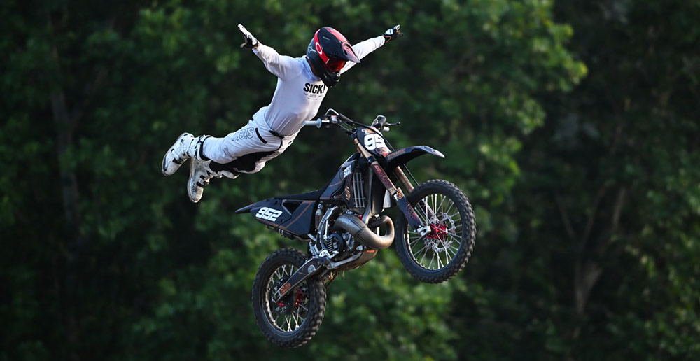 Motorradfahrer mit Nikkor Z 600